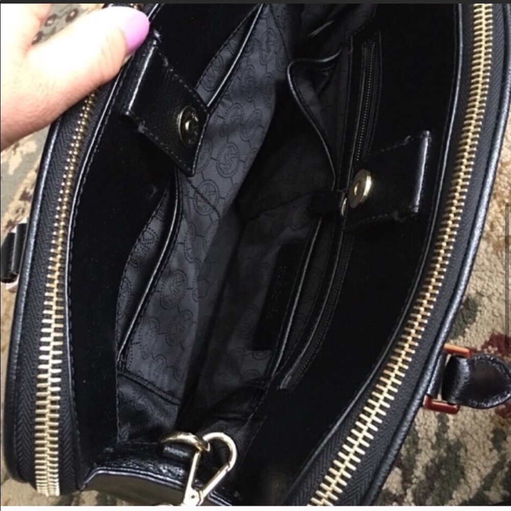 🛍️ Vintage Authentic MK shoulder bag excellent condition comes with dust bag. - Picture 3 of 12
